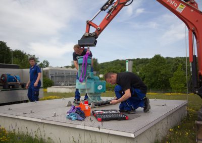 Reparaturarbeiten am Rührwerk eines Denifrikationsbeckens