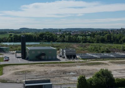 Technikgebäude mit den Aktivkohlesilo's, Hebewerk und dem Kontaktreaktor