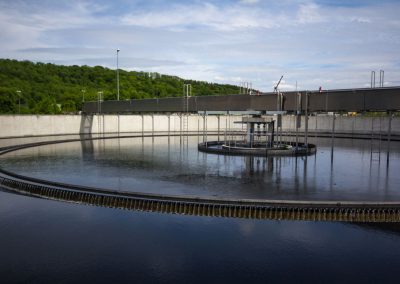 Nachklärbecken mit Räumerbrücke