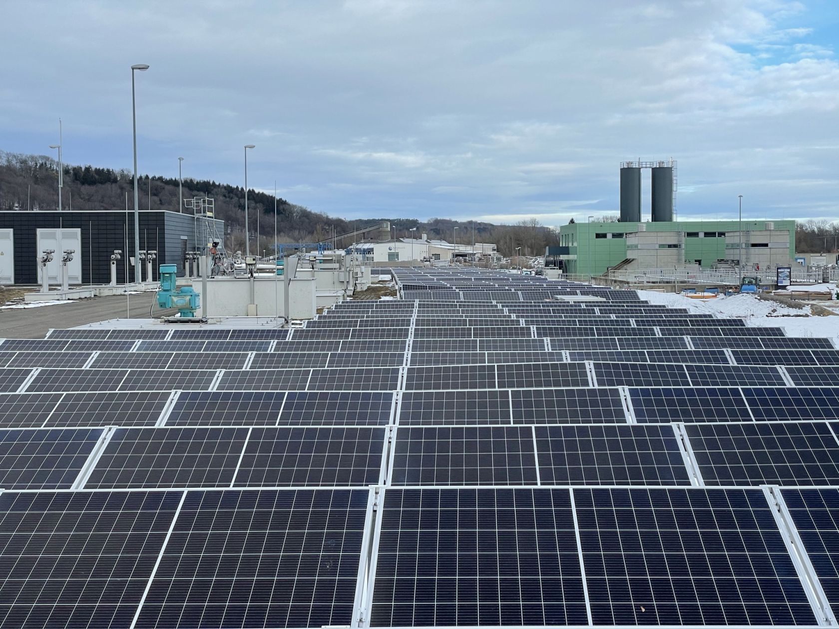 Photovoltaik Platten auf dem Gelände der Denifirikation