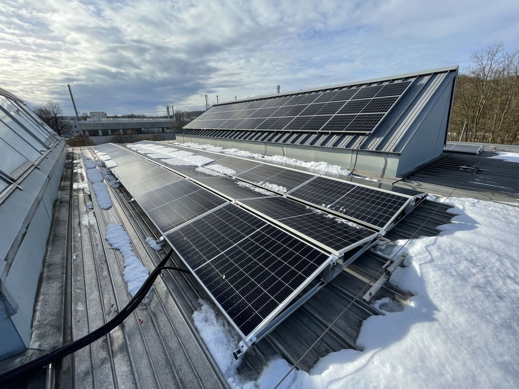 Photovoltaik Platten auf dem Dach des Rechengebaeudes