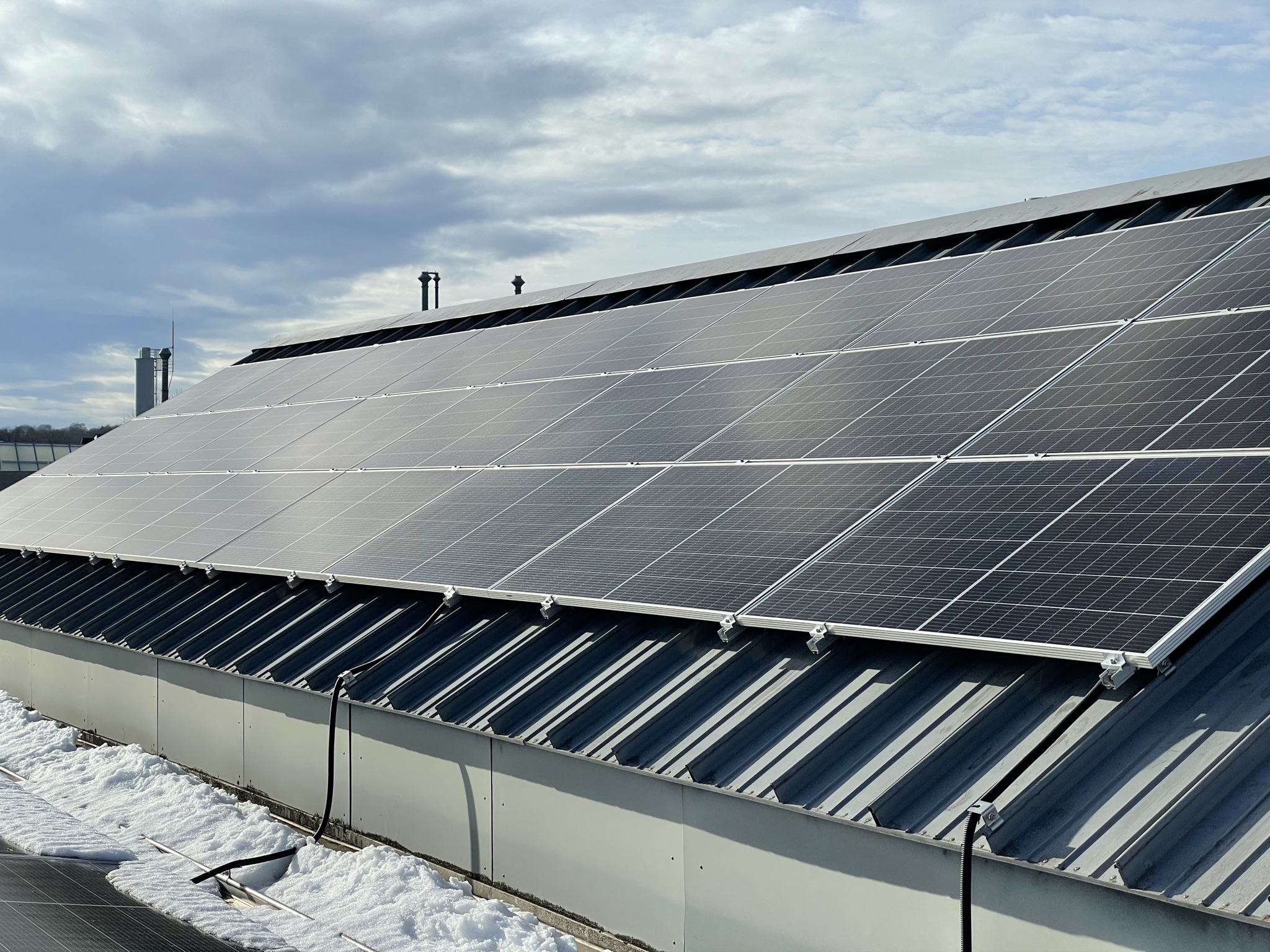 PV-Title Photovoltaik Platten auf dem Dach des Rechengebaeudes
