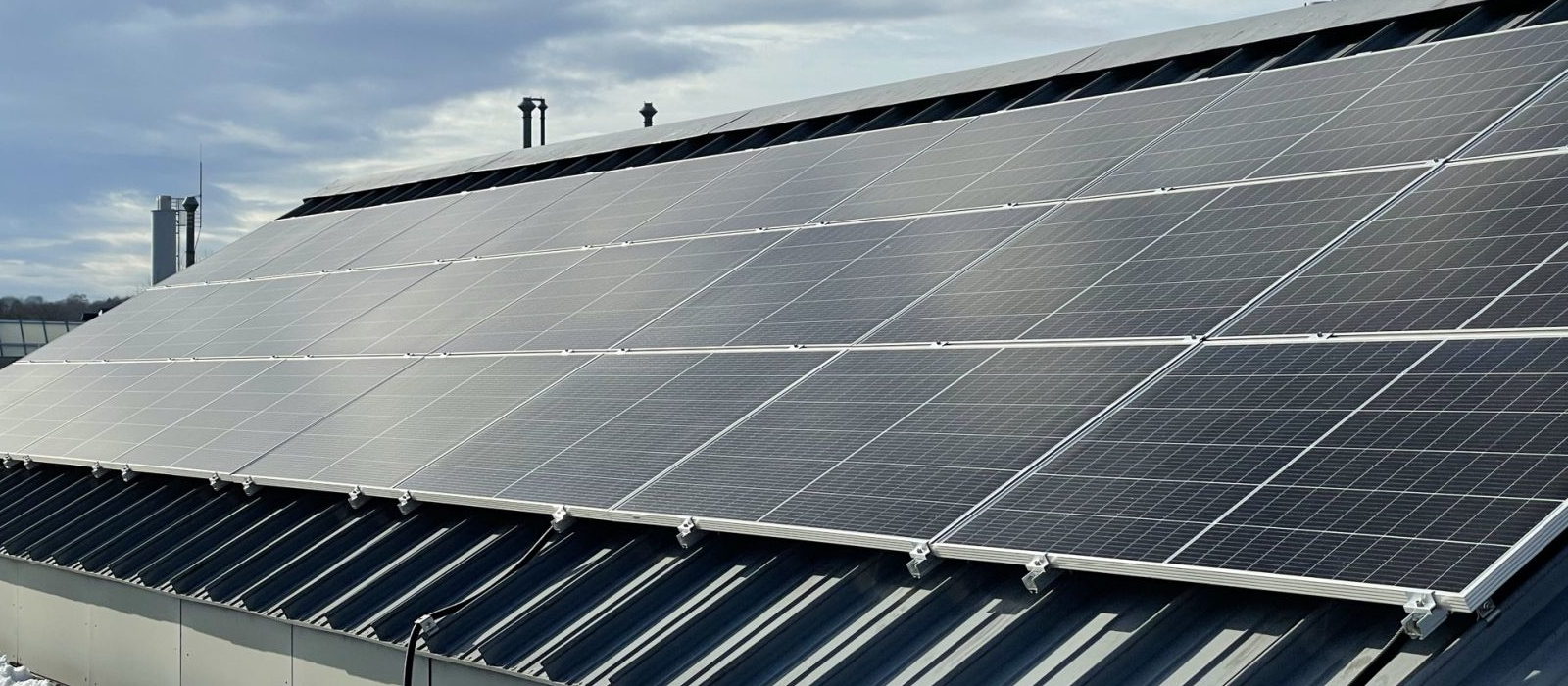 Photovoltaik Platten auf dem Dach des Rechengebaeudes